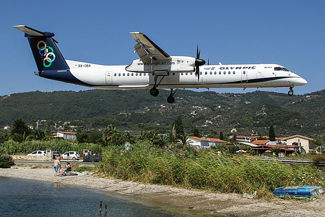 Olympic Air DHC-8-402Q on short finals at Skiathos, Flo Weiss / CC BY-SA (https://creativecommons.org/licenses/by-sa/4.0)